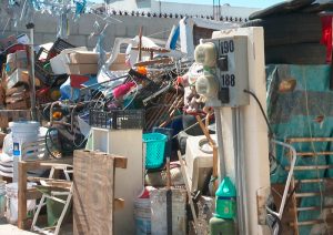Vecinos denuncian casa que es utilizada como basurero en Camino Real