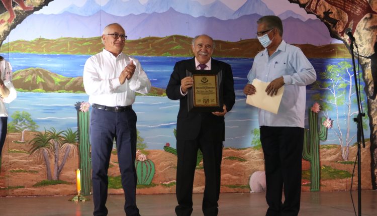 Entrega de reconocimiento a Salvador Aguiar Murillo