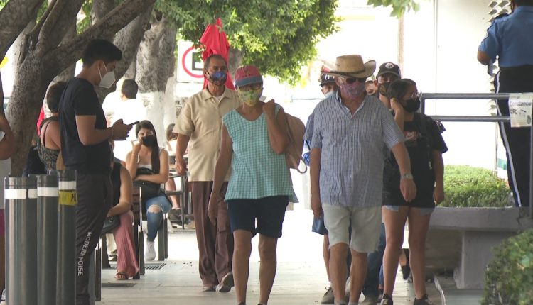 Turistas y población en general caminando en el estado