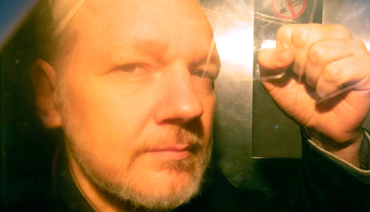 Julian Assange wilileaks