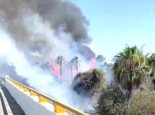El incendio continúa expandiéndose.