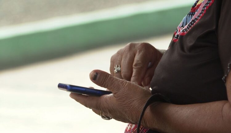 Mujer sosteniendo teléfono celular