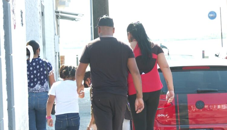 Familia caminando en calles de La Paz