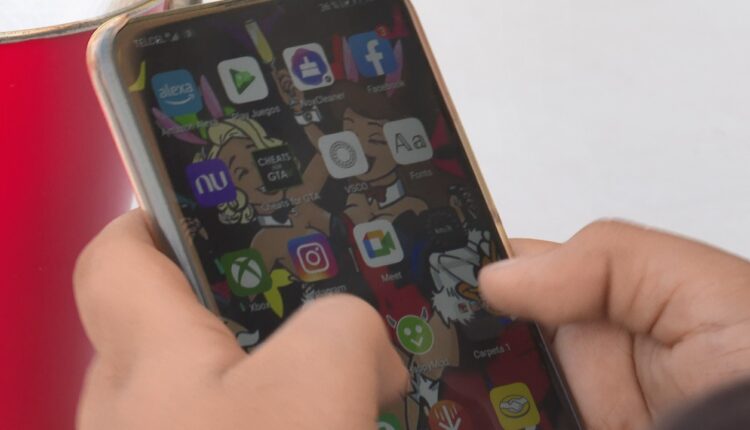Niño sosteniendo teléfono celular