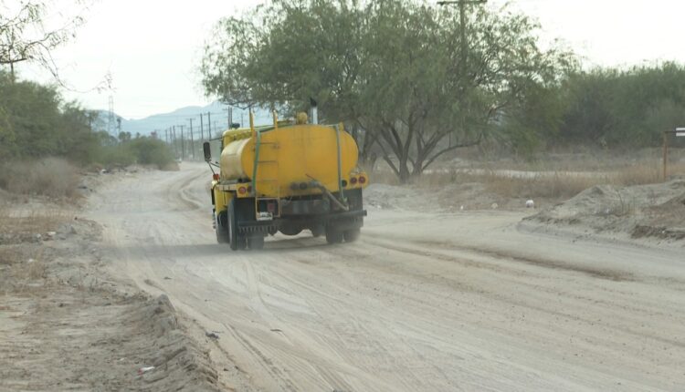 Pipas de agua en Prolongación Santa Rosa