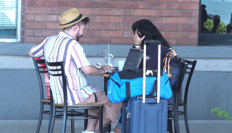 Turistas en restaurante de La Paz