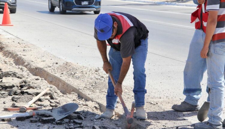 Personal del Oomsapas dando mantenimiento a calles de la colonia Campestre