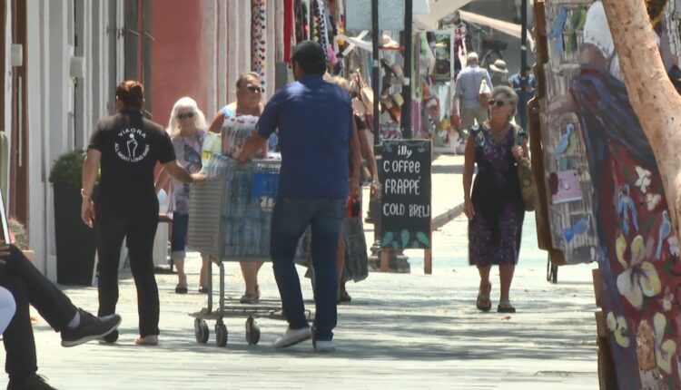 Turistas caminando en calle Manuel Doblado, San José del Cabo