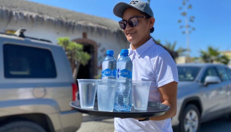 Meseros participando durante concurso en Todos Santos