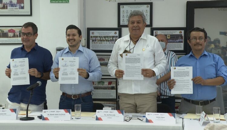 Diputados firmando convenio de colaboración con asociación civil