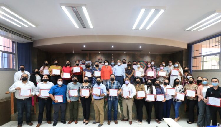 Clausuran diplomado
