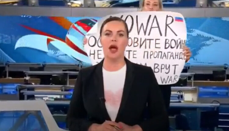 Periodista rusa Marina Ovsiannikova protestó en TV contra la guerra en Ucrania