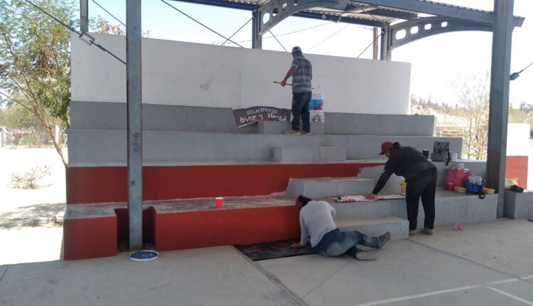 Servicios públicos pintando canchas