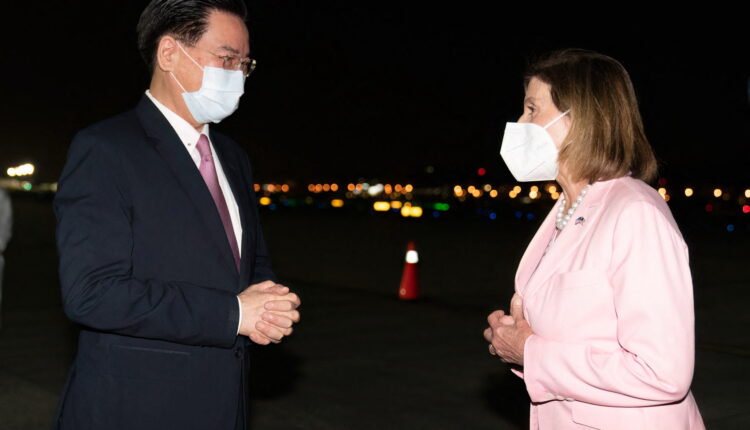 Joseph Wu recibiendo a Nancy Pelosi