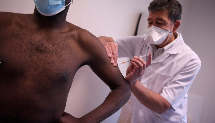 Médico atendiendo a persona con viruela del mono