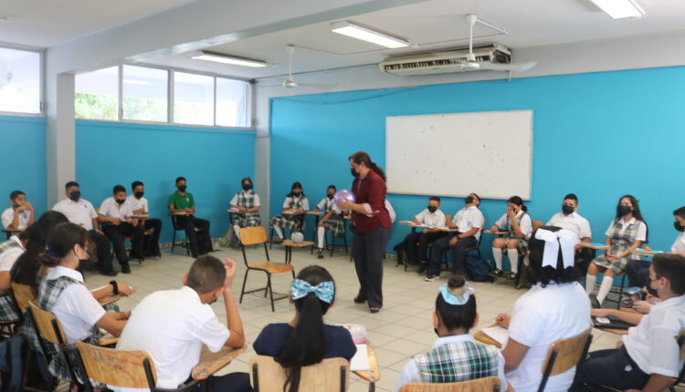Estudiantes de nivel básico tomando clases en escuela
