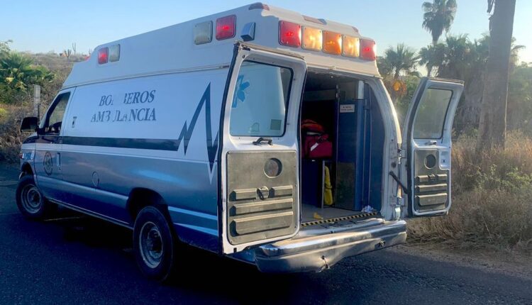 Ambulancia atendiendo a mujer herida en Todos Santos
