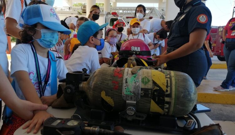 Cuerpo de Bomberos de La Paz recibiendo a Club de Amigos Teletón