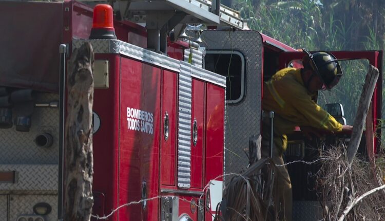 Bomberos sofocando incendio en Todos Santos