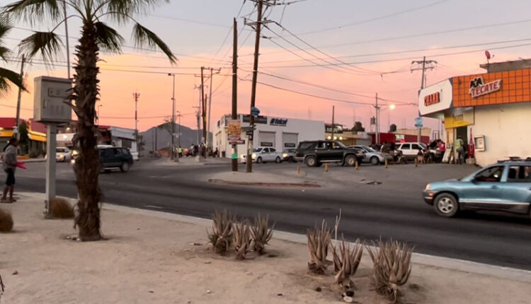 Coches circulando en calles de Los Cabos