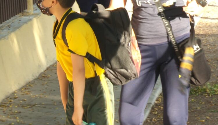 Estudiante cargando mochila