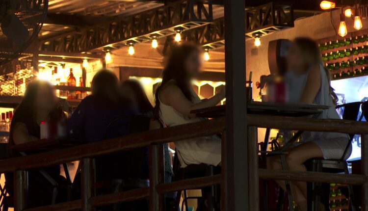Personas en restaurante de La Paz en la noche