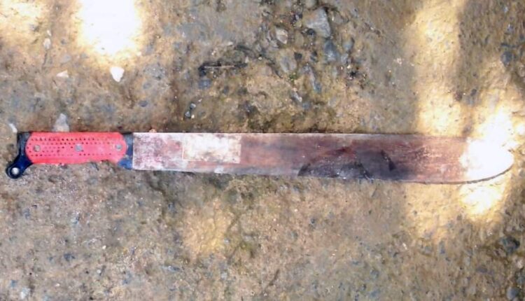 Machete con el que presuntamente le cortaron cuatro dedos a joven