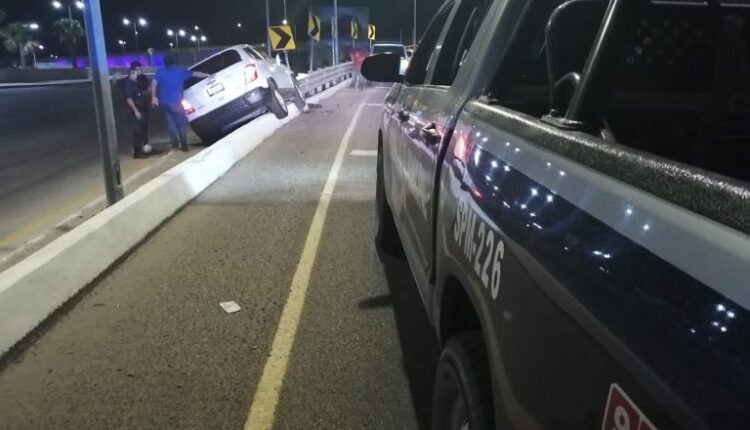 accidente sobre camellón