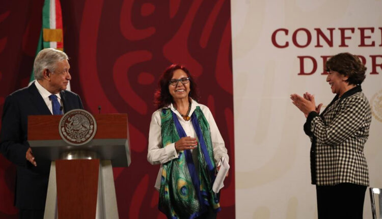 AMLO presentando a Leticia Leticia Ramírez en el Palacio Nacional