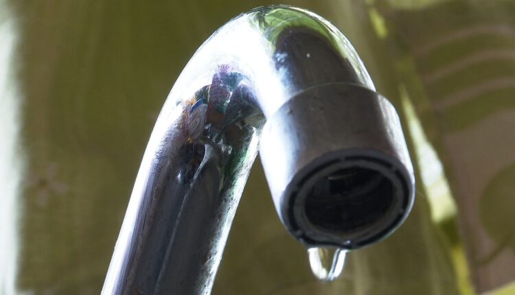 llave con gota de agua