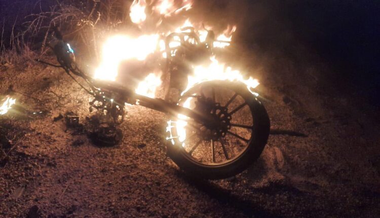 moto en llamas