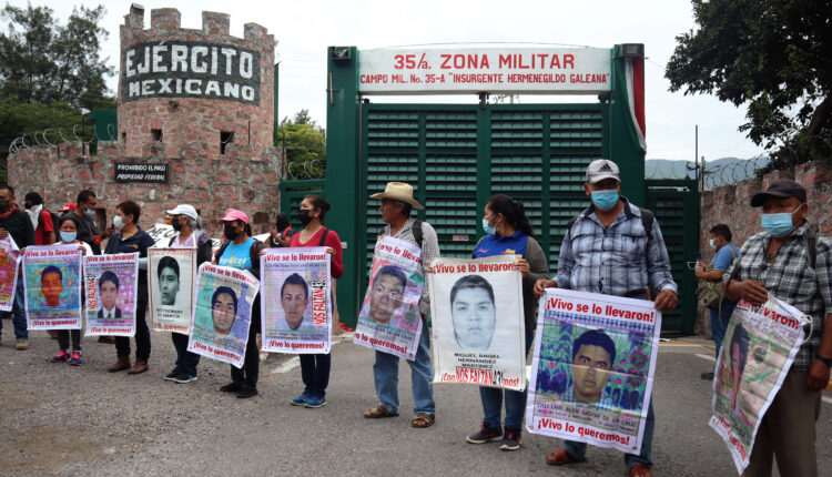 Manifestación de los familiares de los 43 desaparecidos de Ayotzinapa