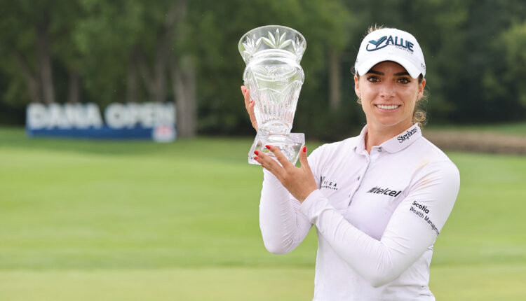 Atleta mexicana, Gaby López sosteniendo trofeo de golf