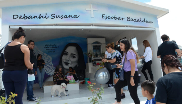 Familia de Debanhi celebra misa por su cumpleaños 19 en donde fue enterrada
