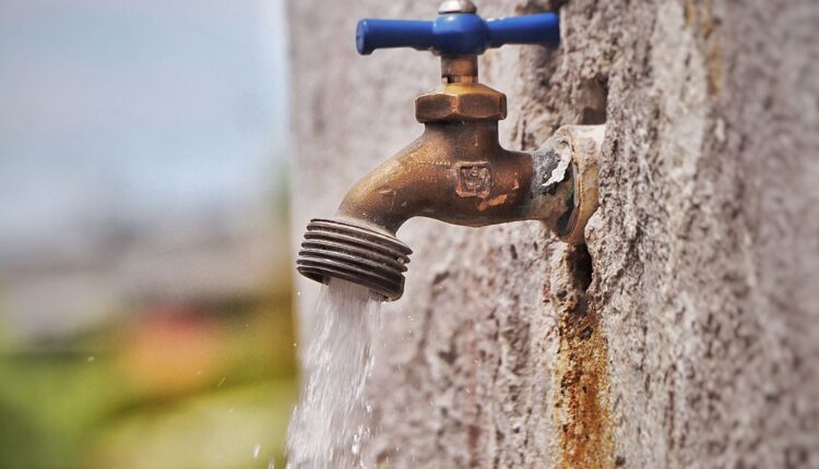 Grifo tirando agua potable