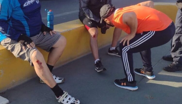 Ciclistas que chocaron en Malecón de La Paz