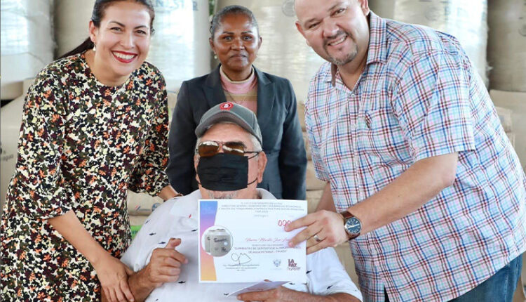 Alcaldesa entregando apoyos a familias de La Paz