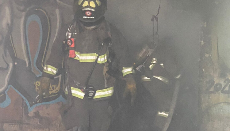Bombero en antiguos almacenes del Ayuntamiento de La Paz después del incendio