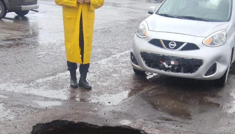 Socavón en calles de la colonia Puesta del Sol