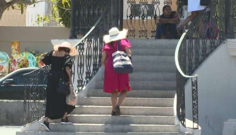 Mujer caminando en San José del Cabo