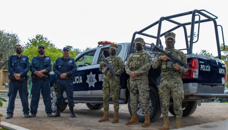 Elementos de la Policía Municipal y Sedena