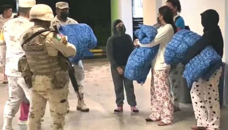 Personas siendo trasladadas a refugios temporales de La Paz por el huracán Kay