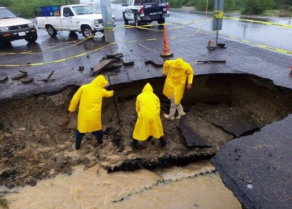Socavón en calles de La Paz por ciclones tropicales