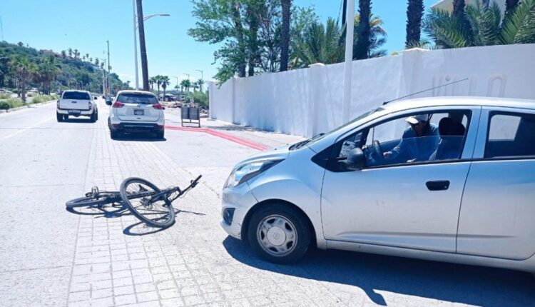 Accidente entre ciclista y automóvil en Malecón de La Paz