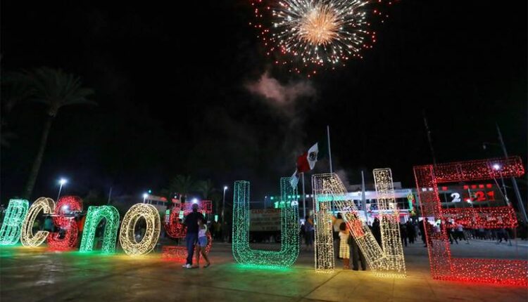 Explanada del Palacio de Gobierno en La Paz decorado para fiestas patrias