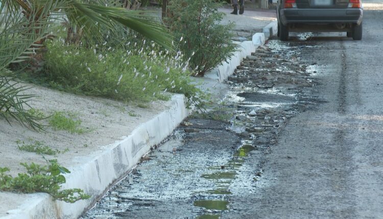 Fuga de agua en la calle Melchor Ocampo