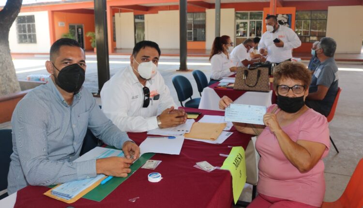 Gobierno entregando apoyos economicos a jubilados de sector educativo