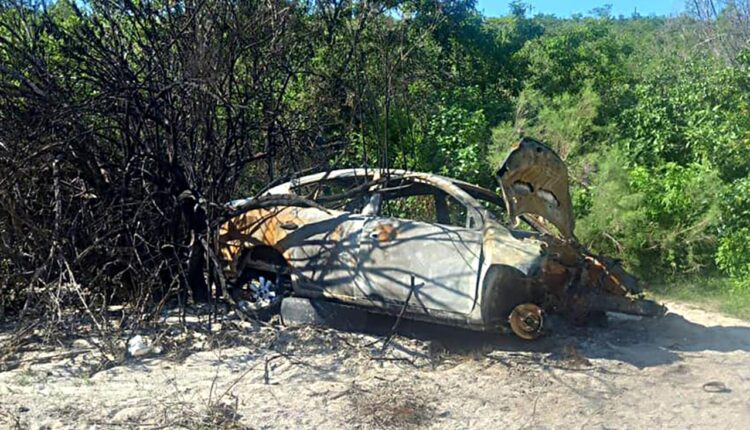 Auto calcinado en el “El Toreadero”
