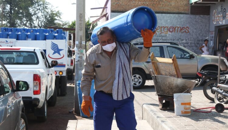 Hombre cargando cilindro de gas
