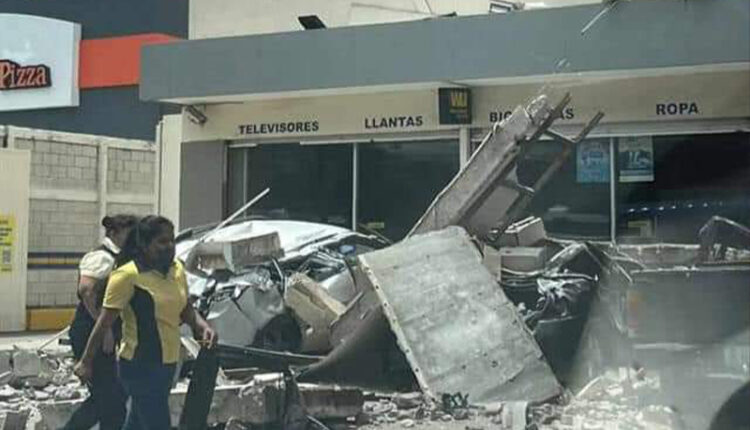 Tienda departamental derrumbada tras sismo en Colima